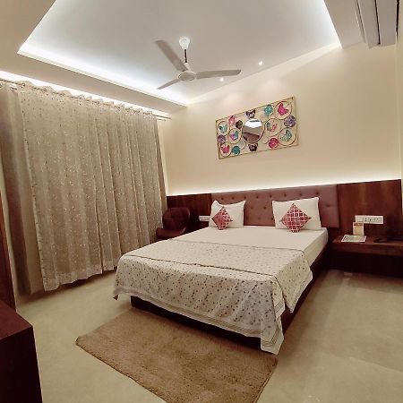 Hotel Luxuria Ludhijána Kültér fotó