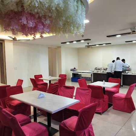 Hotel Luxuria Ludhijána Kültér fotó