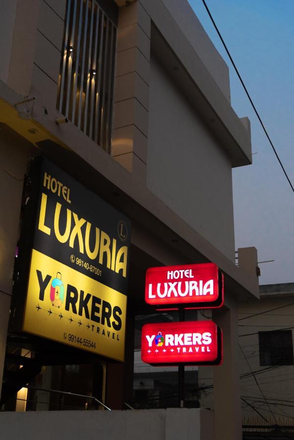 Hotel Luxuria Ludhijána Kültér fotó