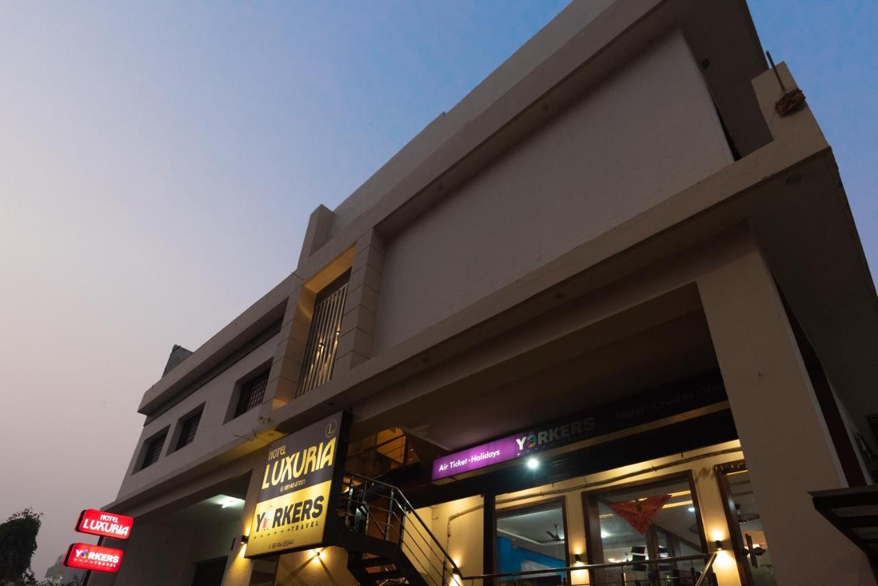 Hotel Luxuria Ludhijána Kültér fotó