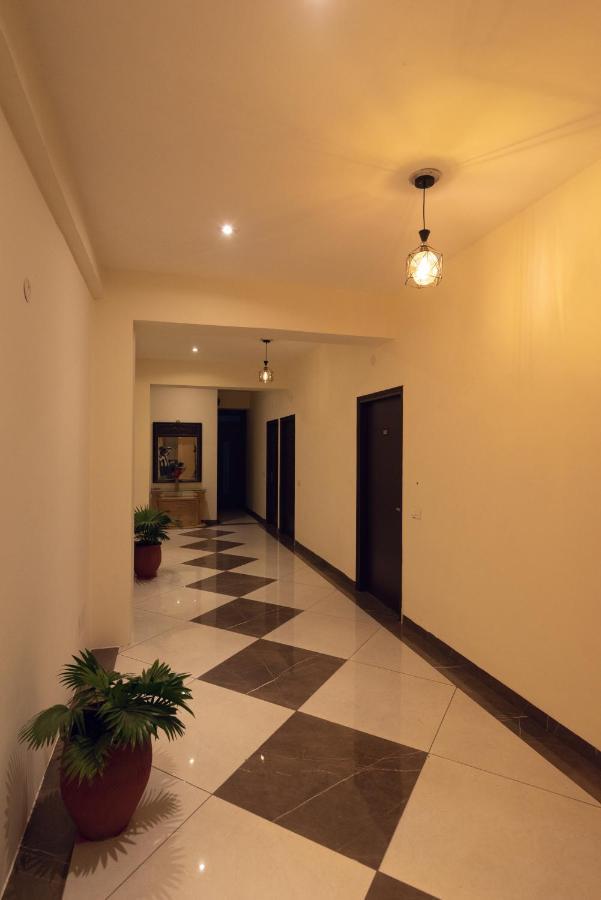 Hotel Luxuria Ludhijána Kültér fotó