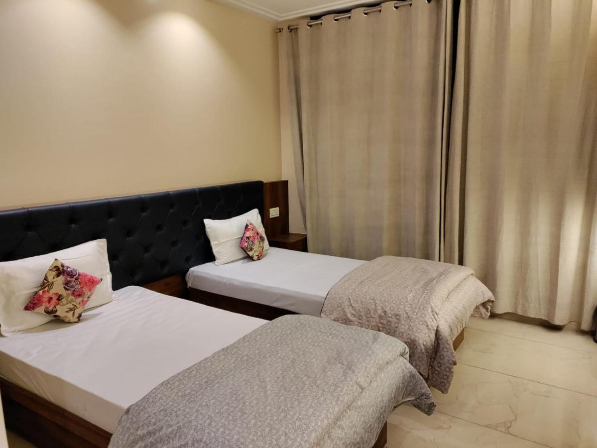 Hotel Luxuria Ludhijána Kültér fotó