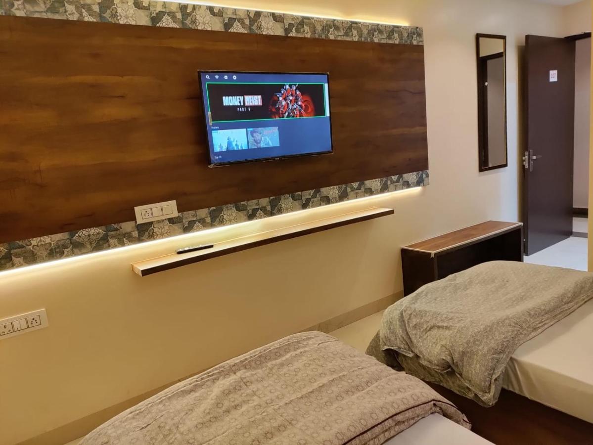 Hotel Luxuria Ludhijána Kültér fotó