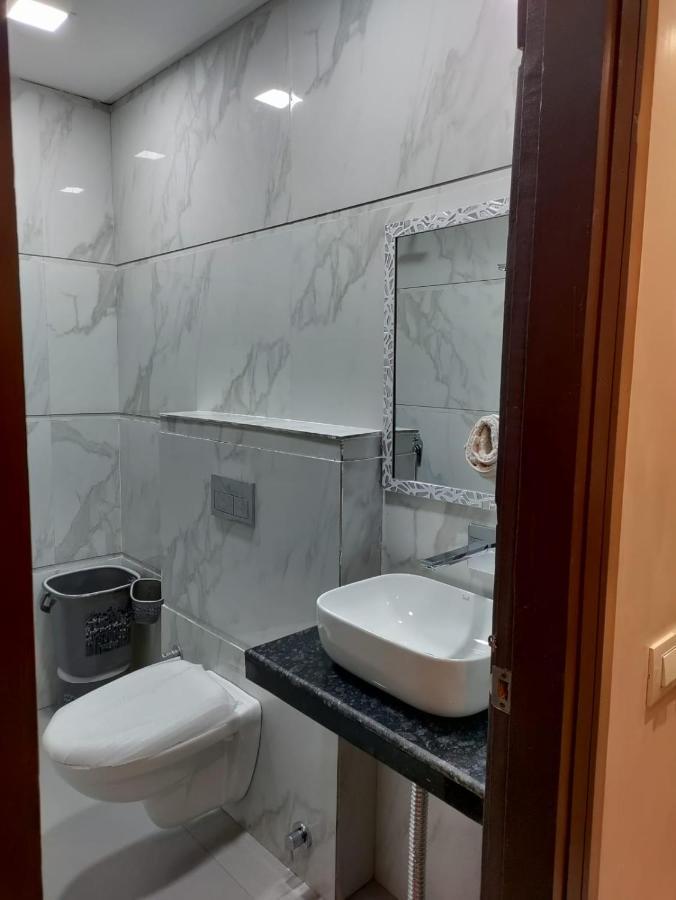 Hotel Luxuria Ludhijána Kültér fotó