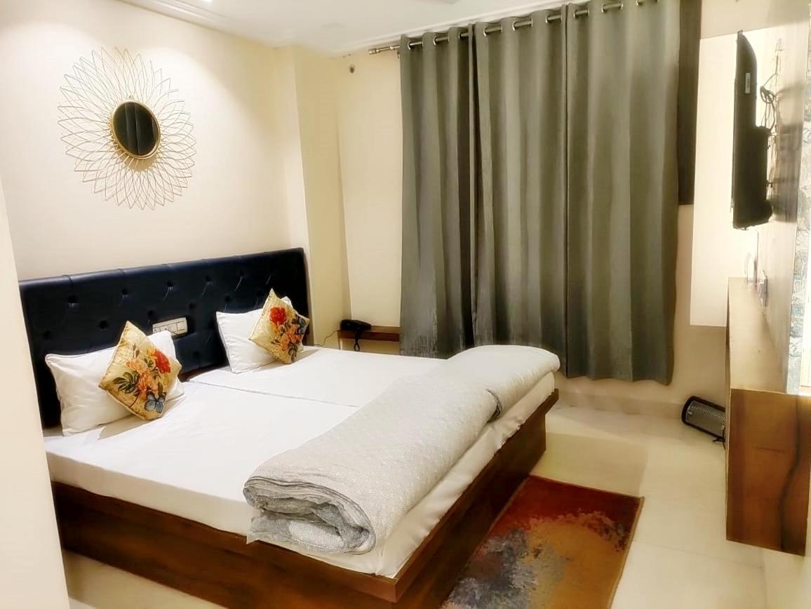 Hotel Luxuria Ludhijána Kültér fotó