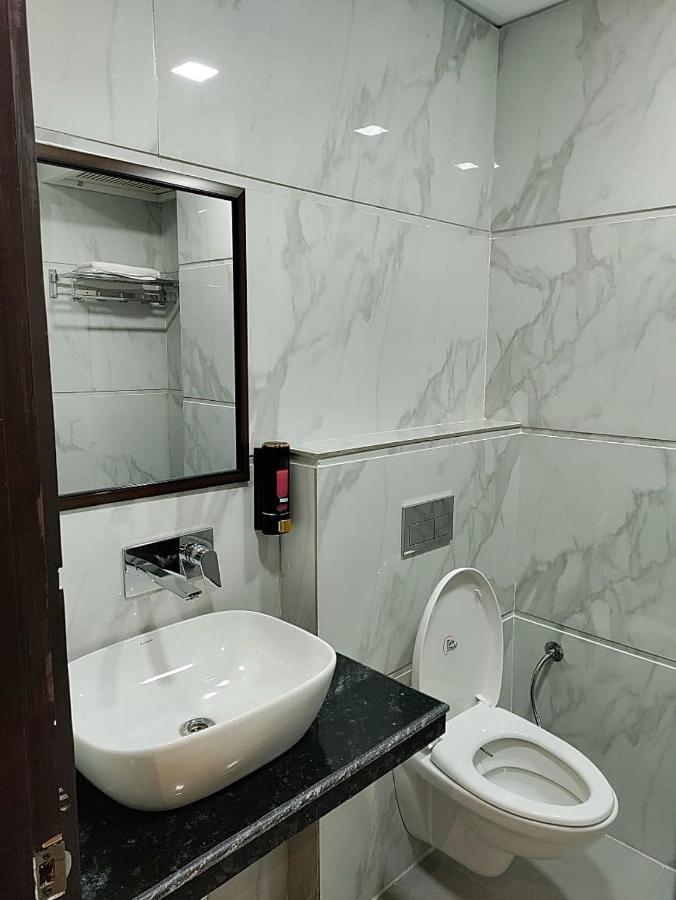 Hotel Luxuria Ludhijána Kültér fotó