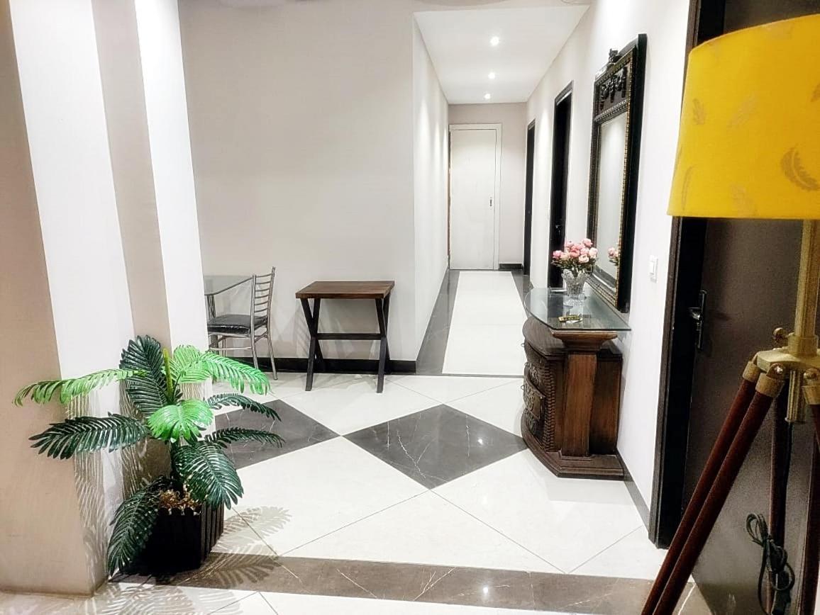 Hotel Luxuria Ludhijána Kültér fotó