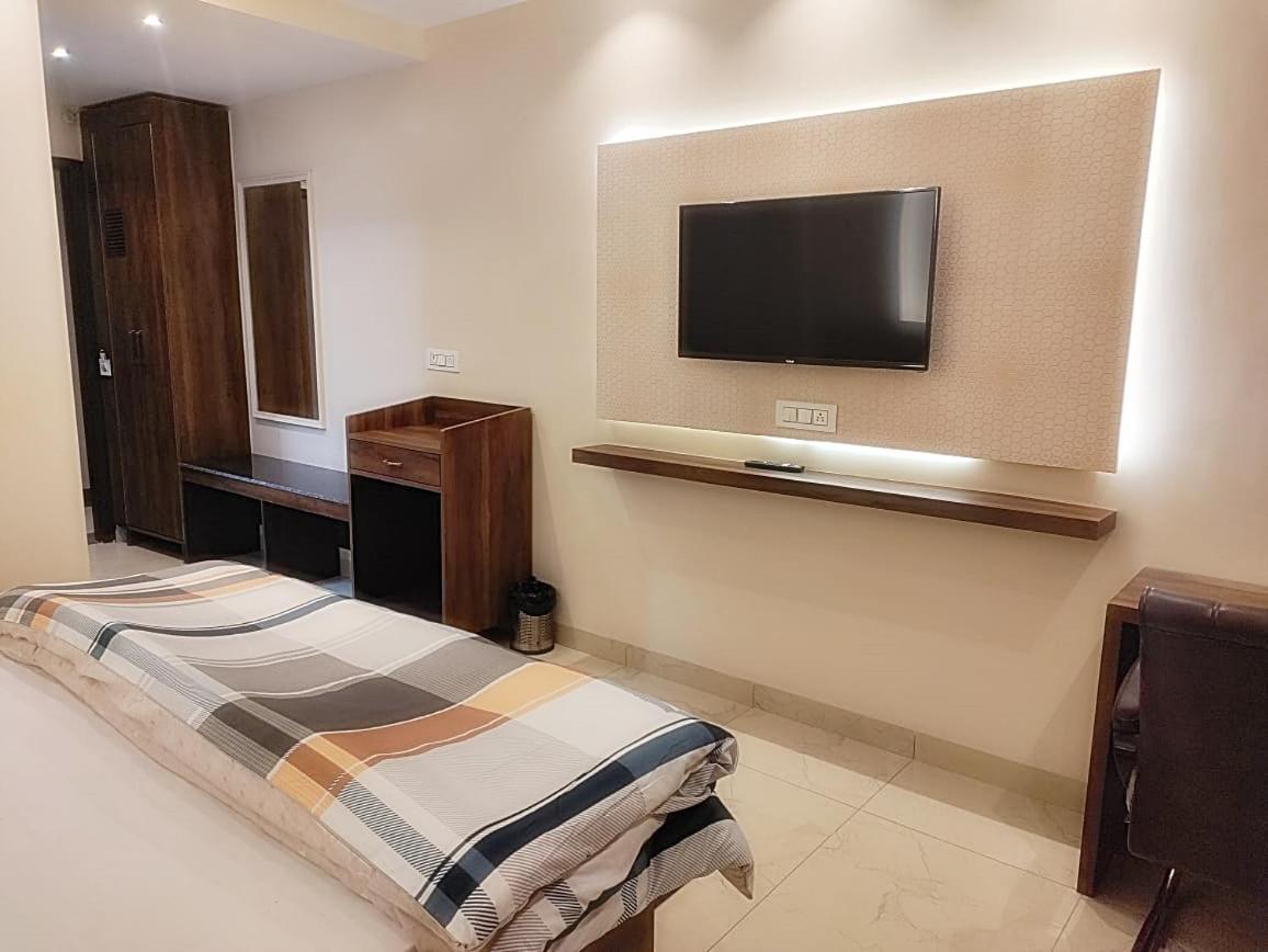 Hotel Luxuria Ludhijána Kültér fotó