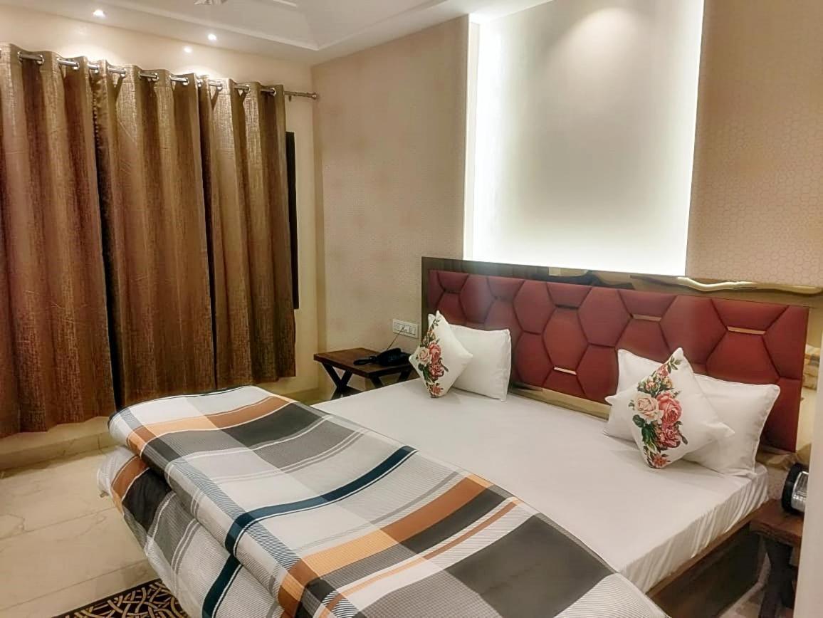 Hotel Luxuria Ludhijána Kültér fotó