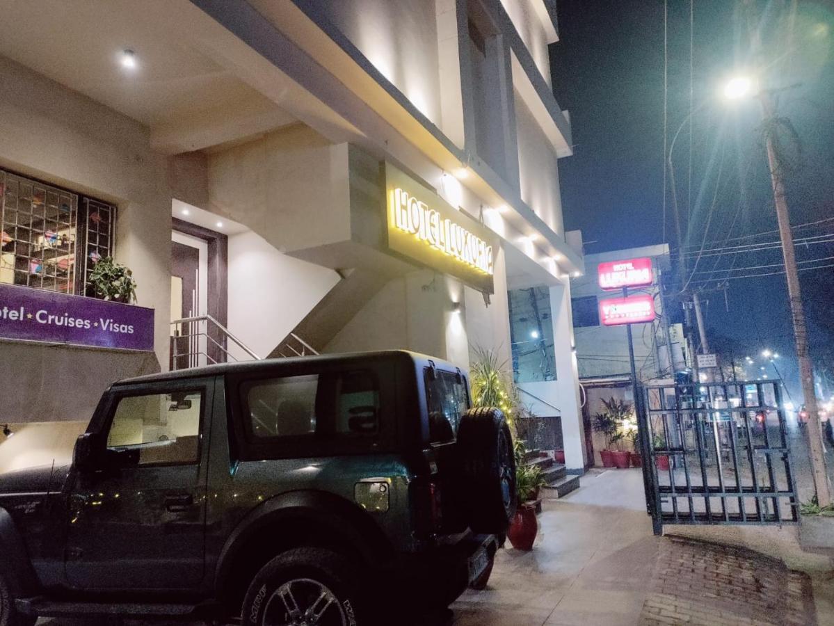 Hotel Luxuria Ludhijána Kültér fotó