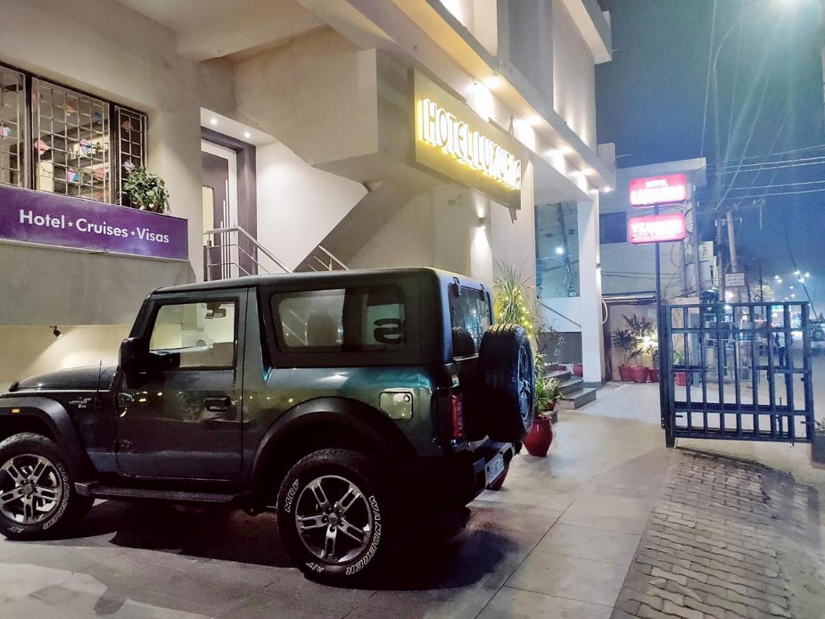 Hotel Luxuria Ludhijána Kültér fotó
