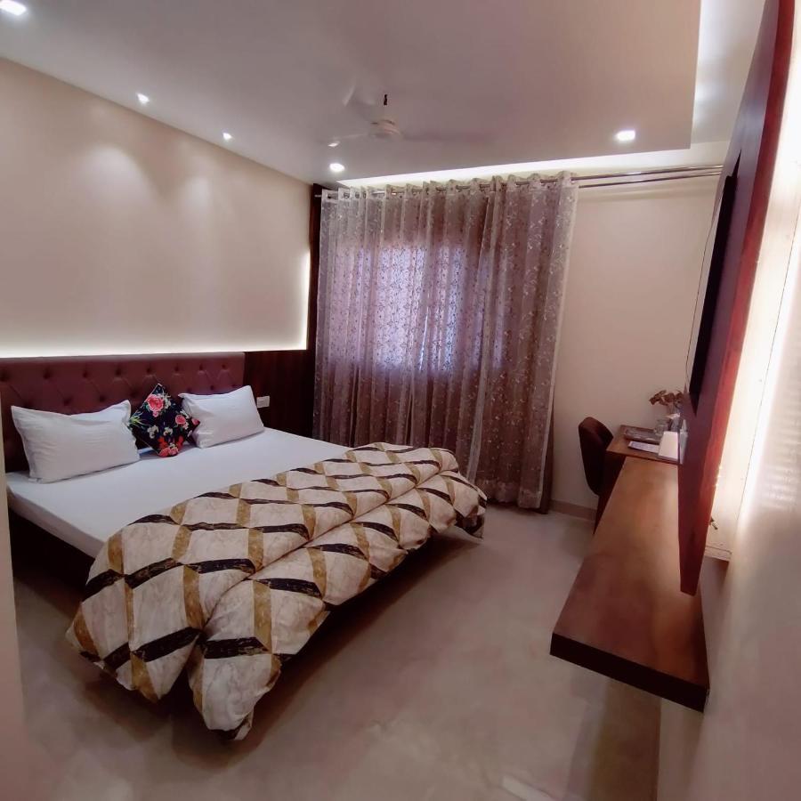 Hotel Luxuria Ludhijána Kültér fotó