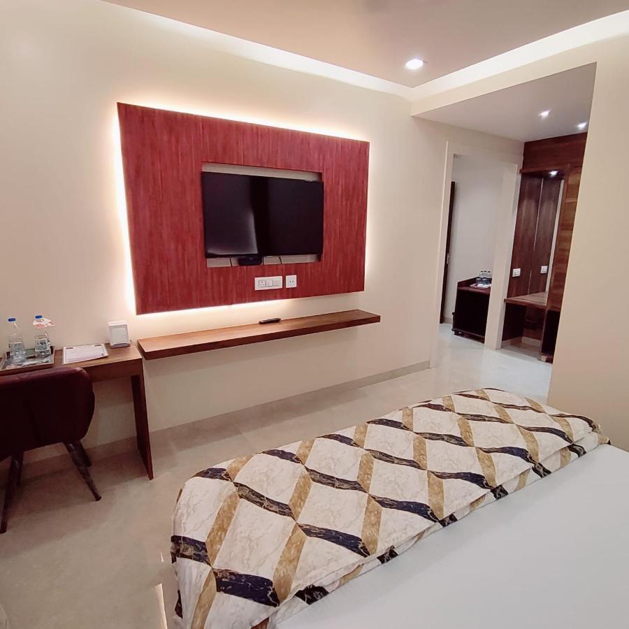 Hotel Luxuria Ludhijána Kültér fotó