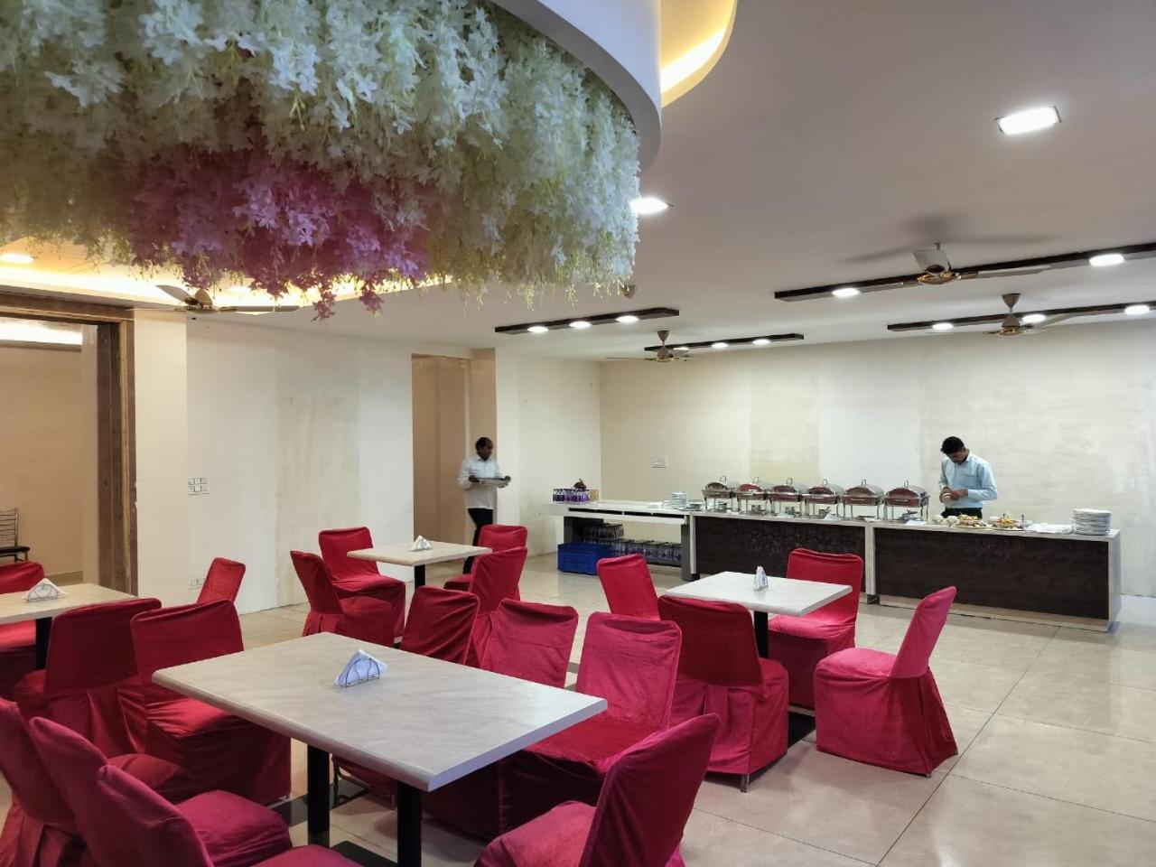Hotel Luxuria Ludhijána Kültér fotó