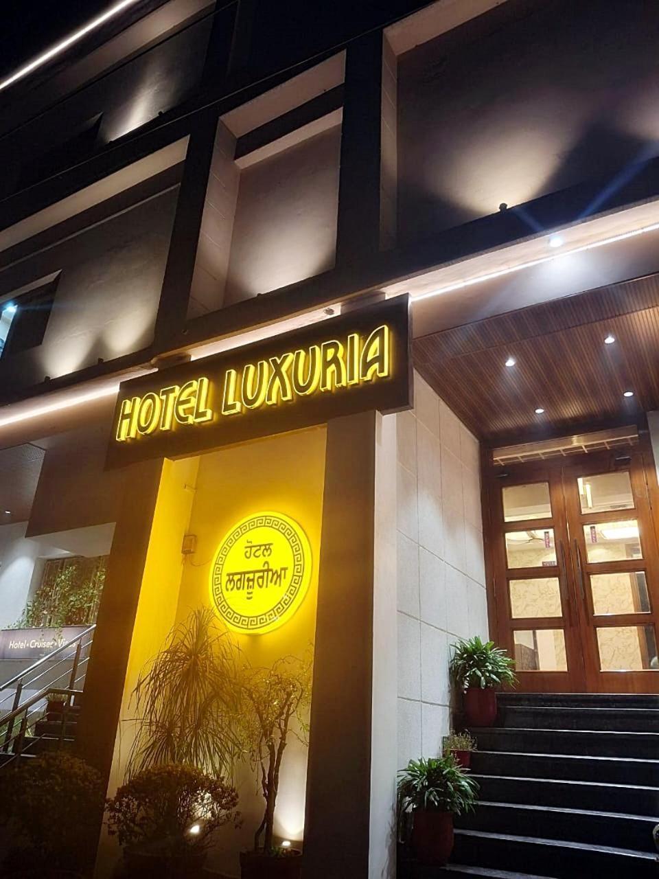 Hotel Luxuria Ludhijána Kültér fotó