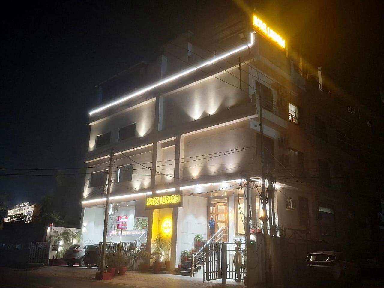Hotel Luxuria Ludhijána Kültér fotó