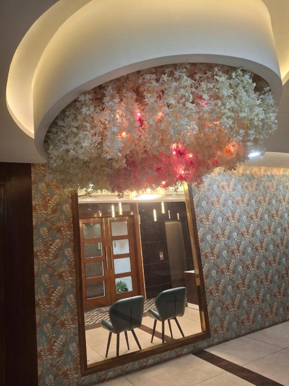 Hotel Luxuria Ludhijána Kültér fotó