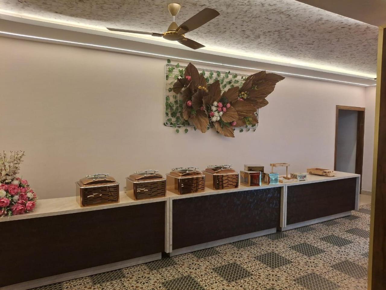 Hotel Luxuria Ludhijána Kültér fotó